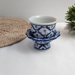 แก้วน้ำถวายพระพุทธรูป ถวายน้ำหิ้งพระ ( 1เซ็ท 2ชิ้น พาน3นิ้ว +แก้วเซรามิค )  แก้วน้ำถวายพระ ลายไทย