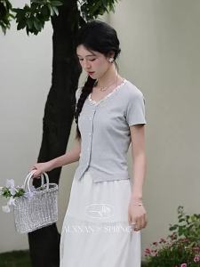 Áo Thun V-Neck Giúp Gọn Eo