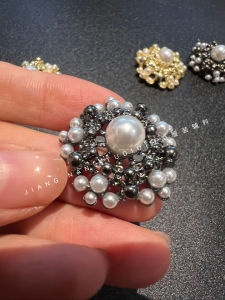 กระดุมโลหะปEARL ใหม่สไตล์ย้อนยุคสำหรับเสื้อคาร์ดิแกน เสื้อโค้ทขนสัตว์ เสื้อกั๊ก เสื้อเชิ้ตลำลอง กระดุมตกแต่ง