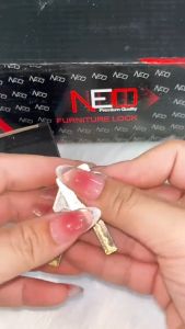 Khóa Tủ Vuông Loại Tốt Neo 138.22 Chìa Xe Hơi