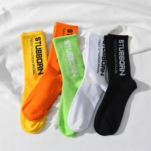 ถุงเท้าสตรีถุงเท้าข้อสูงปานกลางสำหรับผู้ชาย INS ถุงเท้าฮิปฮอปหุ้มข้อลายตัวอักษรยอดนิยมถุงเท้าหลากสีแนวเกาหลีกีฬาสีส้มเรืองแสง