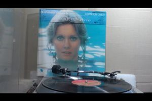 1 แผ่นเสียง 12นิ้ว BC9 OLIVIA NEWTON-JOHN แผ่นNMริ้วรอยบาง เสียงรบกวนนิดนิดไม่มีรอยลึก แผ่นล้างทำความสะอาดแล้ว ปกVG++ มีตำหนิขอบนิดหน่อย ขอบไม่ขาด สันไม่ทะลุ