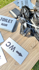 Biển chỉ dẫn Nhà Vệ Sinh WC Toilet biển Nội Quy vệ sinh vệ sinh Nam Nữ chất liệu alu Nhôm xước