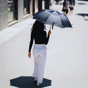 Leo ร่มพับ 2 ตอน สีพื้น เข้ากับชุดง่าย ผ้า Black UV กันรังสีUV 99% ขนาด 20 นิ้ว พอดีตัว พกพาสะดวก - บริษัท Leo