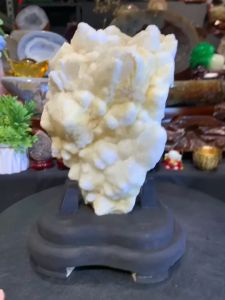 Snowy Landscape White Crystal❄️ Natural 100% pure white crystal clusterA completely white crystal formation featuring two different types of white crystal structures. #雪景白水晶 ❄️雪景💯天然原矿白水晶簇  全白水晶体 2种不同白水晶结晶🫰顶部结满了细幼小牙满天星白水晶 形成了雪景景象❄️非常美👍晶体满天星也是闪亮的✨ 🆓附送特