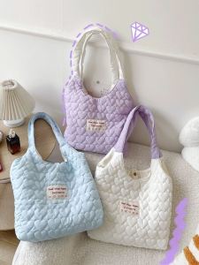 กระเป๋าผ้าใบทรงเสื้อกั๊กสไตล์ครีมสำหรับฤดูใบไม้ร่วงและฤดูหนาว ความจุขนาดใหญ่ กระเป๋าใต้วงแขนรูปหัวใจสีตัดกันสำหรับผู้หญิง กระเป๋าสะพายไหล่สำหรับนักศึกษาวิทยาลัย