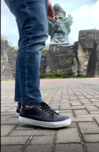 Sepatu Sneakers Pria Hitam Kulit Sneakers Cowok Keren Kekinian