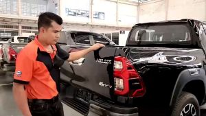 ชุดล็อคฝากระบะท้าย Toyota Revo 15-23 โตโยต้า คุณสมบัติ์รีโว่ LOCK TECH ล็อคเท็ค กันขโมย ไฟท้าย อยู่ในกล่อง ติดตั้งที่นี่