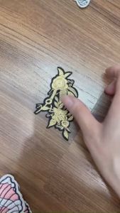 Miếng Sticker Thêu Ủi hình logo hoa vàng