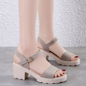 รองเท้าแตะสตรีหนาที่ทันสมัยพร้อมดีไซน์หัวเข็มขัดแบบคําเดียวแบบสบายๆ แพลตฟอร์มกันน้ําและส่วนบนสีที่บริสุทธิ์
