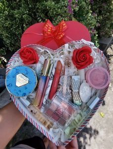 [HCM] Hộp Quà Tặng Trang Điểm Đầy Đủ 12 Món Để Dành Tặng Bạn Gái Hoặc Người Thân Vào Các Dịp Lễ Gồm2 Bông Hồng+Phấn Nền+Mascara+Chì Kẻ Mắt+Chì Kẻ Mày+Son Kem Gogo+Son Kem Cây Đàn+Son Thỏi Xanh+Son Kem Kèm Gương+Má Hồng+P