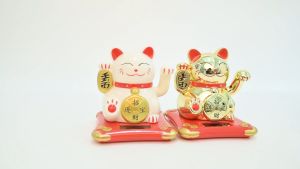 Kucing Hoki Surya: Panel Surya & Patung Kucing Keberuntungan