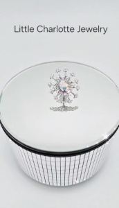 เข็มกลัดคริสตัล Crystals from Austria รูปเกล็ดหิมะ Snowflake Brooch แบบหมุด ขนาดเล็ก