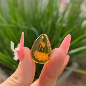 Q793 Mặt dây cổ vô sự bài hình giọt nước Hổ Phách Vàng tạc âm ko kén mệnh sẵn lỗ nhỏ 1li phía trên - Phong Thuỷ TUDO