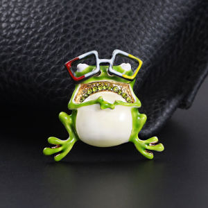 เข็มกลัดรูปผีเสื้อติดแว่นตาสุดน่ารัก เครื่องประดับแฟชั่นแบบอเนกประสงค์ อุปกรณ์ตกแต่งเสื้อผ้า เครื่องประดับโลหะผสมที่ทนทาน