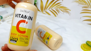 Original Vitamin C Body Lotion 500ml Moisturizing Lightening Hydrating Smoothing Skin Care Moisturizer & Arbutin Whitening Serum to Remove Dull Skin and Tighten Pores Skin Care Set & Niacinamide Body Wash to Reduce Chicken Skin