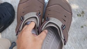 Sandal Pria Crocss Yukon Leather: Desain Klasik & Nyaman
