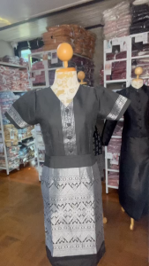 V194 เดรสผ้าไหมแกมฝ้ายแต่งสาบหน้าทรงสอบอัดกาวสีดำ