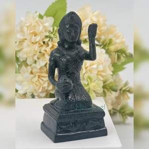 นางกวัก แกะสลักหินน้ำโขงสีเขียวเข้ม งานฝีมือ 1 นิ้ว