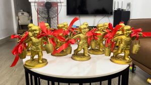 Cậu bé gánh của bằng đồng phong thủy 2 cỡ: Cao 13cm và cao 18cm