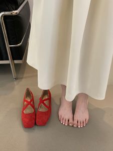 รองเท้าบัลเลต์ Mary Janes ส้นเตี้ยแบบผูกเชือกสีแดงฝรั่งเศสสไตล์เกาหลี รองเท้าบัลเลต์ส้นแบนแบบสวมสบายสำหรับผู้หญิง