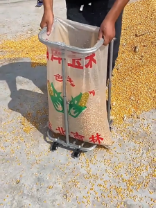Portable Bagging Tool With Detachable Lifting Support Frame And Wheels Suitable For Household And Agricultural Use.