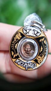 เหรียญเม็ดยารุ่นเลื่อนยศเนื้อทองแดง หลวงปู่ศิลา สิริจันโท  เหรียญเม็ดยามีขนาดจิ๋ว 0. 7c.m x1 c.m สภาพไม่ผ่านการใช้งาน  เลี่ยมหน้ากากเรซิ่นสวยงามพร้อมใช้ กล่องเดิมๆจากวัด เลี่ยมแล้วขนาดประมาณเหรียญบาท