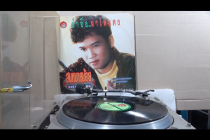 1 แผ่นเสียง 12นิ้ว T59 สมหมายน้อย ดวงเจริญ ลำซิ่งผ่าไฟแดง แผ่นVG++ ริ้วรอยบาง เสียงรบกวนน้อยนิดไม่มีรอยลึก แผ่นล้างสะอาดแล้ว ปกVG++มีตำหนิขอบนิดหน่อย ขอบไม่ขาด สันไม่ทะลุ