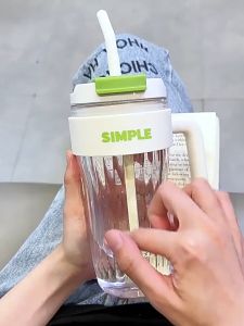 แก้วน้ำพลาสติก SIMPLE แก้วน้ำสุญญากาศ ความจุ890ml ฟรี!สติ๊กเกอร์ พร้อมหูจับและหลอดในตัว กระบอกน้ำ ดีไซน์เรียบหรู
