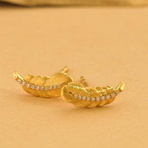 Chow Sang Sang 周生生 999 Pure Gold Love Décodé Diamond Feather Earrings for Women 95956E