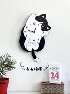 Creative Cat Design Wall Clock Silent Living Room Decor Modern Simple Style Battery Powered Wood Material Animal Pattern Acrylic Mirror