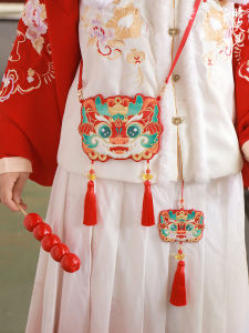 กระเป๋าสีแดงสำหรับปีใหม่งานมงคลกระเป๋าสะพายข้างลายมังกรหัวเสือสำหรับเด็กกระเป๋าใส่ชุดฮั่นฝูเครื่องประดับชุดกี่เพ้าชุดราชวงศ์ถังสไตล์โบราณสำหรับเด็กหญิง