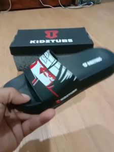 KIDZTUBS Sandal Anak Laki-Laki Karet Slipper Slide Selop Slipon Jepit Karakter Warna Hitam Usia 6-10 Tahun 1433102324