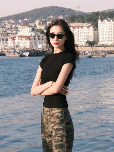 เสื้อยืดแขนสั้นสีดำ ทรงสลิมฟิต ทรงลำลอง ทรงไหล่ สำหรับผู้หญิง ฤดูร้อน 2025 ใหม่ เสื้อตัวบนกระชับสัดส่วน ดีไซน์สาวฮอตสไตล์อเมริกัน