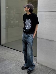 เสื้อยืดคอกลมพิมพ์ลายตัวอักษรสีดำ เสื้อยืดผ้าฝ้ายคอกลมแขนสั้นสำหรับผู้ชาย แฟชั่นฤดูร้อน ใส่สบาย ระบายอากาศได้ดี