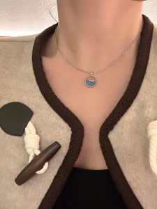 Short Versatile Whale Pendant Necklace Elegantly Designed Luxury Fashion Accessory for Women Alloy Gold Plated Crystal Embedded