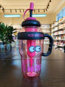 Adorable Large Capacity Portable Plastic Water Cup Mens Womens High Aesthetic Ice King Cup with Straw Heat Resistant Cup