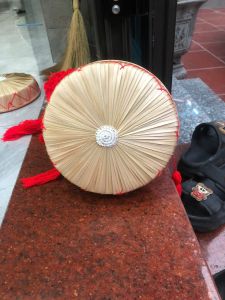 Nón lá nón quai thao cho bé mặc yếm trang phục truyền thống