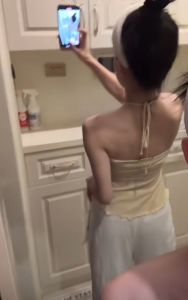 เสื้อเกาะอก เปิดไหล่ สีพาสเทล ดีไซน์ผูกมัดกลางอกปล่อยชาย มีสายผูกคล้องคอ ผ้ายืดหยุ่น เสื้อครอป #3037