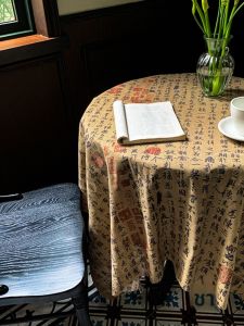 ผ้าปูโต๊ะลายจีนย้อนยุคสไตล์ชา เรียบเรียงด้วยอักษรจีนโบราณ ผ้าปูโต๊ะสำหรับถ่ายภาพบรรยากาศสไตล์อินส์ ใช้ได้หลากหลายที่ตั้ง