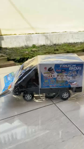 ADA MUSIC | Mainan Mobil Pick Up Versi Box DT 22 Ukuran Besar L300 Pintu Belakang Bisa Dibuka Free Tali | Mainan Mobil Cargo Box Bisa Di Isi Muatan pakai Baterai Jalan Manual Kemasan Kantong Bahan Berkualitas