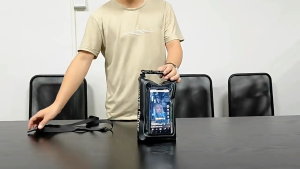 แห้งกระเป๋า 2 ลิตร กันน้ำพร้อมหน้าจอสัมผัส ใช้สำหรับกิจกรรมกลางแจ้ง เช่น เดินป่า ดริฟติ้ง ล่องแก่ง และท่องเรือคายัค OU0039