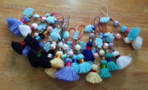 พู่ห้อยประดับน่ารัก ประกอบด้วยลูกปัดก้อนเมฆ พู่ทำจากด้ายถักวีนัส เบอร์ 16 ใช้ห้อยตกแต่งได้ทั่วไป เช่นพวงกุญแจ ห้อยกระเป๋า งาน DIY ทำเอง