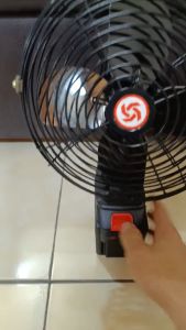 Quạt dùng pin lồng sắt 4 cánh  tích điện chân pin phổ thông  chạy liên tục 8 đến 12 tiếng