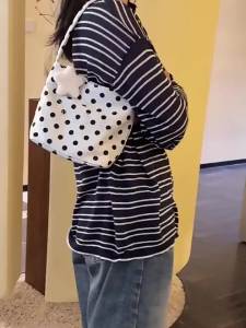 NIkyLundun   กระเป๋าใต้วงแขนคิตตี้สไตล์แฟชั่นด้วยลายจุดและคริสตัลสำหรับใช้ในชีวิตประจำวัน