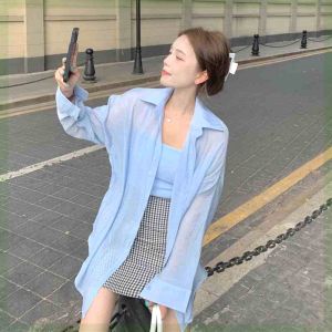 เสื้อเชิ้ตผ้าชีฟองสไตล์เกาหลีบางเบา 2025 สำหรับผู้หญิง เสื้อคาร์ดิแกนเปิดไหล่ ชุดคลุมกันแดด เสื้อกั๊กสายเดี่ยว แขนกุด คอโปโล