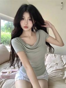 เสื้อยืดแขนสั้นไหล่เดียวทรงสลิมฟิตสำหรับผู้หญิง ฤดูร้อน 2025 เสื้อครอปกระชับสัดส่วนที่หรูหรา แฟชั่นสำหรับผู้หญิงวัย 18-24 ปี