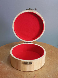 Hộp gỗ tròn lớn đựng đồ linh tinh trên bàn làm việc 13cm x 7cm.