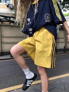 กางเกงขาสั้นผ้าไนลอนแห้งเร็วสำหรับเล่นกีฬาแบบสามแถบสไตล์อเมริกันสำหรับฤดูร้อน กางเกงขายาวห้าแฉกสำหรับผู้ชายและผู้หญิง