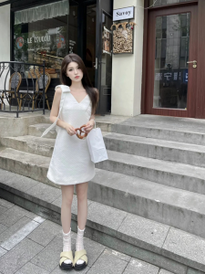 VKSOD | ชุดเดรสคอวีแขนกุดสไตล์ฝรั่งเศสสำหรับผู้หญิงในช่วงฤดูร้อน กระโปรงสั้นผูกโบว์ผีเสื้อ ชุดเดรสสีขาว ดีไซน์เก๋ไก๋ กระโปรงทรงเอ